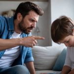 Padri padroni: come riconoscere i segnali e proteggere il benessere dei figli