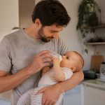 Papà mammo: significato, stereotipi e nuove sfide della paternità quotidiana